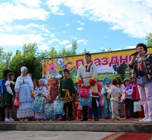 Украшением торжества в честь Дня села и настоящим сюрпризом стал парад-конкурс русского народного костюма. В нем приняли участие не только дети, но и взрослые.